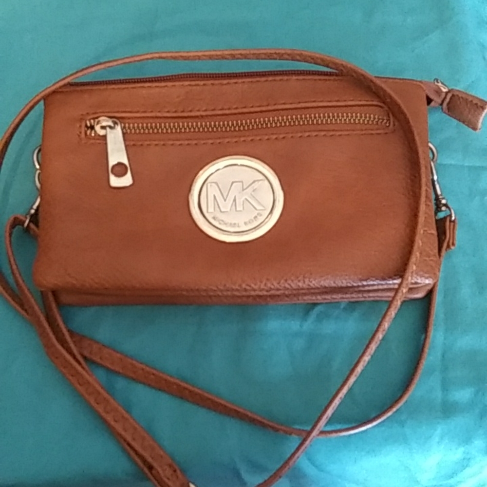 Micheal Kors small purse knock off.